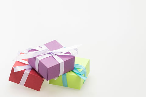 drei, rot, lila, Grün, Geschenkbox, Rot lila, Kisten, Advent, Pakete, Geschenk, gemacht, Schleife, Paketschleife, Weihnachten, Weihnachtsdekoration, geben, verpackt, Geschenkverpackung, Überraschung, Geschenke, Muttertag, Kindergeburtstag, Geburtstag, Dekoration, Freude, bunt, Farbe, weißer Hintergrund, Studioaufnahme, Band - Nähartikel, gebundener Bogen, Geschenkpapier, mehrfarbig, Feier, Band, kopieren sie platz, Papier-, drinnen, ausgeschnitten, Box, Container, Kasten - Behälter, Bogen, Gruppe von Objekten, Veranstaltung, Weihnachtsgeschenk, keine Leute, 4K, CC0, gemeinfrei, lizenzfrei