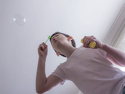 bolle, soffiando, divertimento, sapone, bambino, soffiando bolle, giovane, infanzia, contento, giocoso, gioia, ragazzo, giocare, persone, tempo libero, felicità, stile di vita, una persona, in casa, colpo alla testa, detenzione, abbigliamento casual, ritratto, uomini, Inquadratura dal basso, ragazzi, stili di vita, giorno, Colore bianco, prole, interno di casa, dalla vita in su, innocenza, 4K, CC0, dominio pubblico, privo di copyright