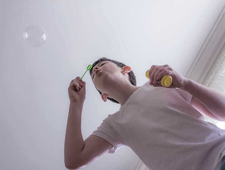bolle, soffiando, divertimento, sapone, bambino, soffiando bolle, giovane, infanzia, contento, giocoso, gioia, ragazzo, giocare, persone, tempo libero, felicità, stile di vita, una persona, in casa, colpo alla testa, detenzione, abbigliamento casual, ritratto, uomini, Inquadratura dal basso, ragazzi, stili di vita, giorno, Colore bianco, prole, interno di casa, dalla vita in su, innocenza, 4K