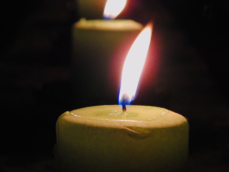 vela, flama, llum de nit, verd, nit, llum, il·luminat, cera, colors, candela, metxa, foc, foscor, decoració, pau, foc - fenomen natural, cremant, brillant, espelmes, espiritualitat, religió, fosc, llum - fenomen natural, celebració, primer pla, equips d’il·luminació, color negre, calor - temperatura, fons negre, cap gent, a l'interior, centrar-se en primer pla, naturalesa, habitació fosca, habitació domèstica, fusió, temptació, 2K