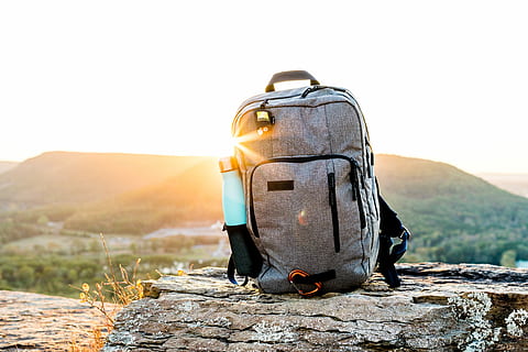 grå, sort, vandring, rygsæk, cyan tumbler, klippe, solnedgang, selektiv, fokus fotografering, klint, taske, bjerg, eventyr, natur, himmel, rejse, sollys, hjelm, scenics - natur, ferier, mennesker, dag, hovedbeklædning, ferie, miljø, ekstrem sport, landskab, linseflare, 5K, CC0, offentligt domæne, royaltyfrie