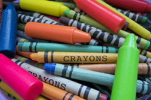 krayon, warna, seri, seni, kreatif, multi-warna, merapatkan, tidak ada orang, sekelompok besar objek, seni dan kerajinan, bingkai penuh, dalam ruangan, alat tulis, variasi, pilihan, tampilan sudut tinggi, kreativitas, warna hijau, teks, warna cerah, pena, masih hidup, kuning, pipa - tabung, peralatan seni dan kerajinan, 5K, CC0, domain publik, bebas royalti