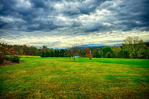 outono, folhagem, montanhas, céu, nuvens, natureza, panorama, vermelho, cor, exterior, colorida, luz solar, brilhante, cenário, sai, laranja, amarelo, verde, cena, outonal, Vermont, rural, campo, vibrante, cênico, nuvem - céu, plantar, grama, cor verde, beleza na natureza, scenics - natureza, terra, cena tranquila, árvore, tranquilidade, meio Ambiente, nublado, dia, tempestade, ao ar livre, 1080P, CC0, domínio público, royalty free