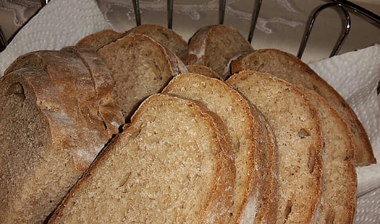 Brot, backen, Gebäck, Brotscheiben, Lebensmittel, Buffet, Frühstück, Grundnahrungsmittel, Brotkorb, abendbrot, Vollkornbrot, Ballaststoffe, Energie, Brotkruste, Essen und Trinken, drinnen, ein Leib Brot, Frische, Geschäft, Nahansicht, Bäckerei, Wohlbefinden, gebacken, keine Leute, gesundes Essen, Stillleben, Brot backen, braun, fertig für den Verzehr, Vorbereitung, High Angle View, Gerät, Diät halten, Versuchung, 1080P, CC0, gemeinfrei, lizenzfrei
