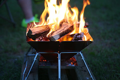 legna da ardere, ardente, firepit, fuoco, falò, campeggio, fuoco - fenomeno naturale, fiamma, calore - temperatura, griglia per barbecue, all'aperto, barbecue, cucinando, carbone, natura, legno - materiale, legna, ceppo, movimento, nessuno, colore arancione, raggiante, avvicinamento, concentrarsi sulle conoscenze acquisite, camino, giorno, 4K, CC0, dominio pubblico, privo di copyright