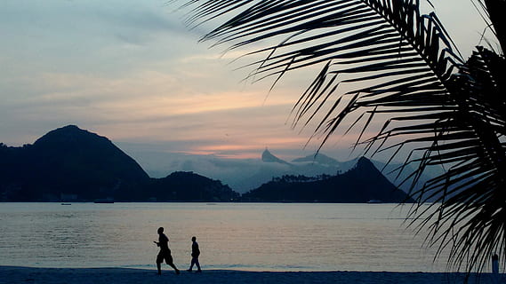 platja, posta de sol, trotar, exercici, siluetes, palmeres, mar, sol, Brasil, cel, Crist, paisatge, felicitat, muntanyes, palmas, rio de janeiro vacances, passadís, aigua, dues persones, silueta, naturalesa, persones reals, activitat d'oci, bellesa a la natura, escenics - natura, unió, muntanya, homes, escena tranquil·la, tranquil·litat, núvol - cel, estils de vida, dones, a l'aire lliure, fill, 8K, CC0, domini públic, lliure de regalies