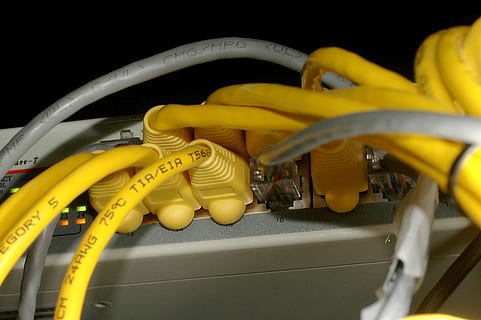 ethernetkabels, aangesloten, netwerk switch, plug, computergebruik, computer, connector, plug, gegevensverwerking, kabels, USB-kabel, USB, computertechnologie, technologie, kabel, verbinding, netwerkaansluitingsstekker, computerkabel, uitrusting, elektriciteit, gegevens, computer netwerk, detailopname, computer deel, internet, hoogspanningslijn, industrie, geel, banaan, fiets, menselijk lichaamsdeel, pedaal, menselijke hand, communicatie, hand-, binnenshuis, Draadloze technologie, vervoer, mensen, wereldwijde communicatie, 2K, CC0, publiek domein, royaltyvrij
