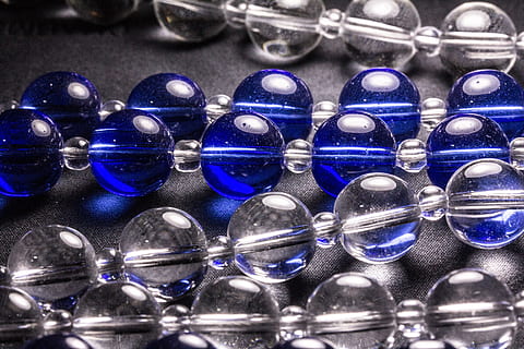 blu, vetro, vetro, perline, stringa, chiaro, brillante, blu, bicchiere, perline, colore, macro, gioielli, pietra preziosa, collana, avvicinamento, gioielli di perle, gemma preziosa, accessorio personale, di fila, grande gruppo di oggetti, fotogramma intero, sfondi, nessuno, in casa, ordine, preparativi, abbondanza, natura morta, fianco a fianco, messa a fuoco selettiva, vetro - materiale, contenitore, ripetizione, attrezzature domestiche, Al dettaglio, cremagliera, color argento, 5K, CC0, dominio pubblico, privo di copyright
