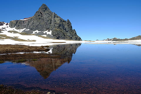 fiume, grigio, montagna, blu, cielo, giorno, pirenei, picco, riflessione, lago, pietra, alpinismo, montare, calmati, Paesaggi, natura, acqua, catena montuosa, all'aperto, scenics - natura, bellezza nella natura, scena tranquilla, la tranquillità, temperatura fredda, la neve, paesaggio, inverno, cielo sereno, ambiente, nessuno, picco di montagna, montagna innevata, ghiaccio, 4K, CC0, dominio pubblico, privo di copyright