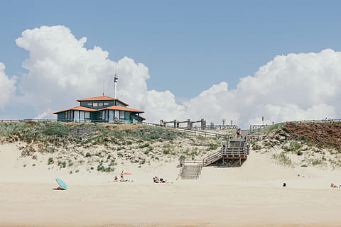 cinzento, casa, branco, nuvens, pessoas, de praia, Castanho, escadas, distante, azul, Estruturas, grupo, pessoa, bege, areia, corpo de água, nuvem, passos, mar, destinos de viagem, natureza, litoral, céu, locais de viagem, Férias, verão, ao ar livre, nuvem - céu, dia, ninguém, estrutura construída, arquitetura, terra, exterior do edifício, agua, construção, pessoas incidentais, cabana, viagem, árvore, 5K, CC0, domínio público, royalty free