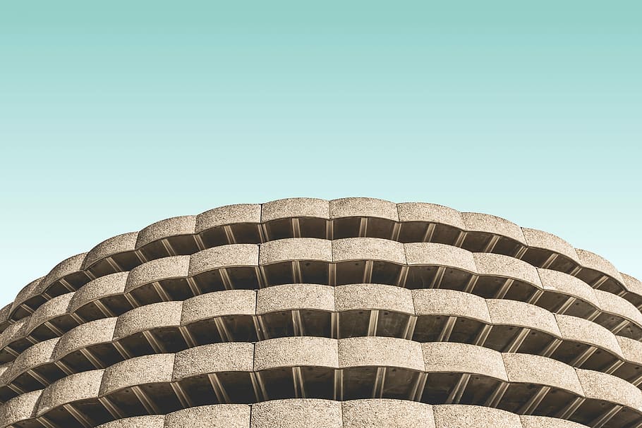 bajo, foto en angulo, marrón, hormigón, edificio, gris, cielo verde azulado, arquitectura, cielo, cuadrícula, moderno, cielo limpio, día, copia espacio, modelo, neumático, rueda, luz del sol, naturaleza, nadie, al aire libre, transporte, azul, viaje, deporte, vista de ángulo bajo, historia, el pasado, estructura construida, 4K