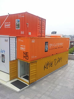 Container, Box, Orange, Halsband, bunt, Skulptur, Frachtcontainer, Güterverkehr, Industrie, Distributionslager, Ablagefach, die Architektur, Transport, Text, Geschäft, Kommunikation, keine Leute, Versand, Seebrücke, Kasten - Behälter, Tag, draußen, Wasser, westliche Schrift, kommerzielles Dock, Stapel, 2K, CC0, gemeinfrei, lizenzfrei