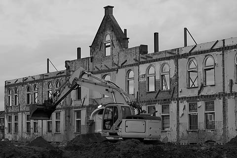 excavadores, excavar, façana, arquitectura, edifici, edifici històric, renovació, exterior de l'edifici, estructura construïda, a l'aire lliure, cap gent, dia, indústria, ciutat, cel, transport, manera de transport, automòbil, naturalesa, núvol - cel, vehicle terrestre, cotxe, casa, barri residencial, abandonat, finestra, arruïnat, 5K, CC0, domini públic, lliure de regalies