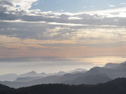 pájaro, fotografía de ojos, montañas, cubierto, niebla, puesta de sol, cielo, nubes, naranja, azul, paisajes - naturaleza, nube - cielo, belleza en la naturaleza, montaña, tranquilidad, escena tranquila, cordillera, escena no urbana, ambiente, naturaleza, idílico, paisaje, nadie, silueta, al aire libre, remoto, pico de la montaña, 2K, CC0, dominio público, libre de derechos
