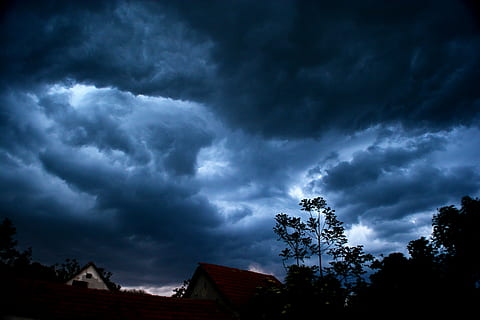 tormenta, nube, lluvia, nube - cielo, cielo, nube de tormenta, árbol, arquitectura, casa, exterior del edificio, planta, nublado, edificio, cielo dramático, estructura construida, naturaleza, paisaje de nubes, belleza en la naturaleza, ominoso, nadie, poder en la naturaleza, al aire libre, oscuro, meteorología, 4K, CC0, dominio público, libre de derechos