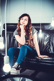 Frau, grau, oben, Blau, Jeans, Sitzung, schwarz, Ledercouch, Modell-, Rad, Glühbirnen, Studio, Stadt, eine Person, Vorderansicht, Erwachsene, junger Erwachsener, junge Frau, Schönheit, Freizeitbeschäftigung, drinnen, Lebensstile, schöne Frau, echte Menschen, Frisur, Legere Kleidung, lange Haare, Porträt, Haar, Betrachtung, 5K, CC0, gemeinfrei, lizenzfrei