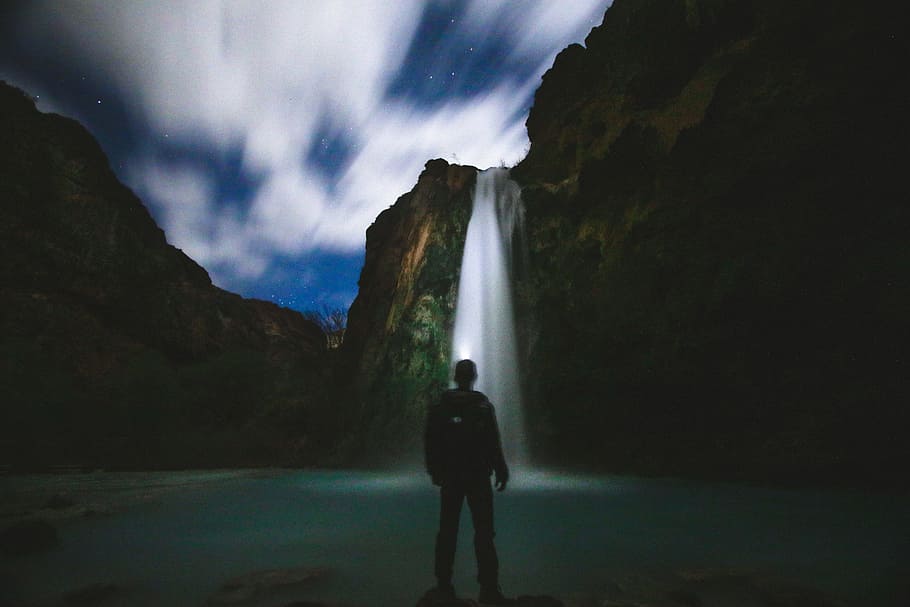 home, de peu, frontal, cos, aigua, cascada, senderisme, havasu falls, nit, fosc, moviment, que flueix, naturalesa, a l'aire lliure, muntanya, paisatge, homes, escenics, gent, Islandia, fotografiar, vista del darrere, activitat d'oci, una persona, persones reals, bellesa a la natura, escenics - natura, núvol - cel, estils de vida, terra, cel, longitud completa, tranquil·litat, escena tranquil·la, vacances, mirant la vista, 5K