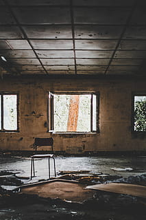 marró, cadira, abandonat, casa, obert, finestra, edifici, habitació, urbex, explorar, decaïment, buit, sostre, pis, solitud, horror, explorant, a l'interior, cap gent, dia, seient, arquitectura, absència, obsoleta, vell, aixafar, espatllat, resistent, declivi, habitació domèstica, estructura construïda, deteriorament, sòls, arruïnat, 4K, CC0, domini públic, lliure de regalies