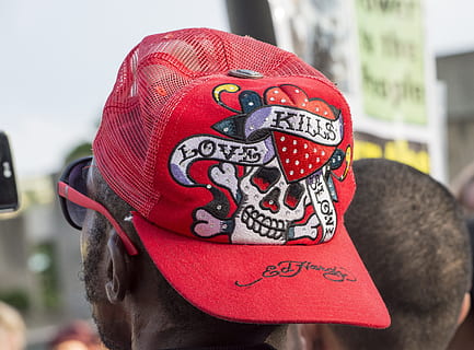 Hut, Mann, Design, rot, männlich, Stadt, Baltimore, städtisch, Menschen, Afroamerikanermann, schwarz, Kleidung, Mensch, Kerl, Erwachsene, Lebensstil, Mode, Stil, Protest, Maryland, Fokus auf den Vordergrund, Darstellung, Nahansicht, Kunst und Handwerk, Tag, menschliche Darstellung, Kunst, Kreativität, keine Leute, Verkleidung, Feier, männliche Ähnlichkeit, 5K, CC0, gemeinfrei, lizenzfrei