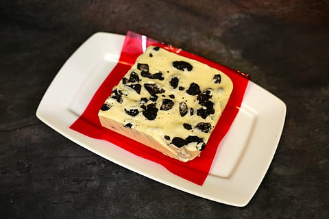 Kuchen, Süßigkeiten, Süss, Dessert, Zucker, lecker, köstlich, Fudge, Schokolade, Gourmet, braun, Sahne, frisch, Bäckerei, dunkel, Kakao, Versuchung, Kochen, Süßigkeitenladen, Karamell, 1 Pfund, 16 Unzen, Schmelze, Essen und Trinken, drinnen, Lebensmittel, Frische, High Angle View, fertig für den Verzehr, Stillleben, Teller, keine Leute, Tabelle, gesundes Essen, Nahansicht, Wohlbefinden, Genuss, Obst, Süßes Essen, Studioaufnahme, Holz - Material, Garnierung, schwarzer Hintergrund, vegetarisches Essen, Geschirr, 5K, CC0, gemeinfrei, lizenzfrei