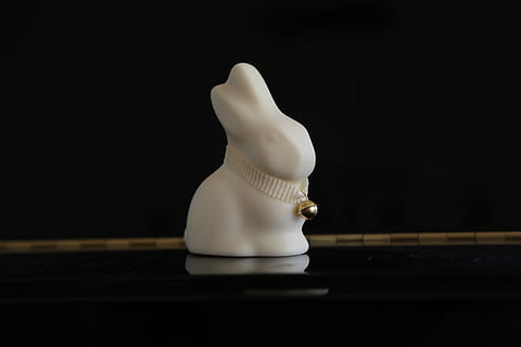 eliminar, xocolata, conill de pasqua, blanc, xocolata, conill de Pasqua, dolç, dolçor, poc sa, menjar, reflexió, fons negre, cap gent, tir de l'estudi, a l'interior, primer pla, Una peça d'escacs, representació animal, escacs, joc de taula, joc, jocs d’oci, còpia espai, representació, animal, activitat d'oci, relaxació, Color blanc, estratègia, cultura i entreteniment artístic, cavaller - peça d’escacs, 5K, CC0, domini públic, lliure de regalies