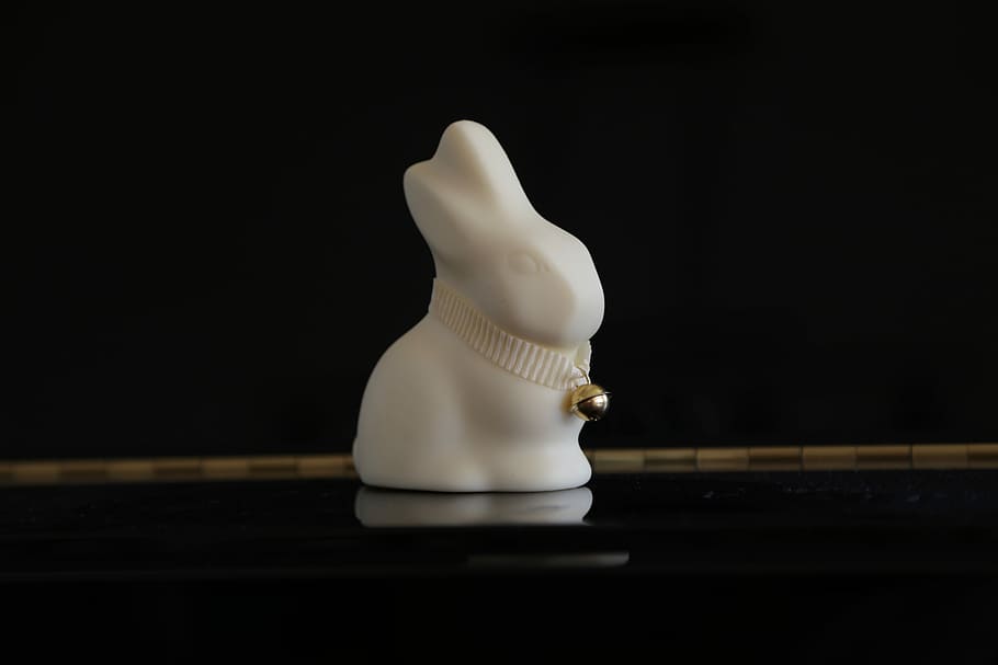 eliminar, xocolata, conill de pasqua, blanc, xocolata, conill de Pasqua, dolç, dolçor, poc sa, menjar, reflexió, fons negre, cap gent, tir de l'estudi, a l'interior, primer pla, Una peça d'escacs, representació animal, escacs, joc de taula, joc, jocs d’oci, còpia espai, representació, animal, activitat d'oci, relaxació, Color blanc, estratègia, cultura i entreteniment artístic, cavaller - peça d’escacs, 5K