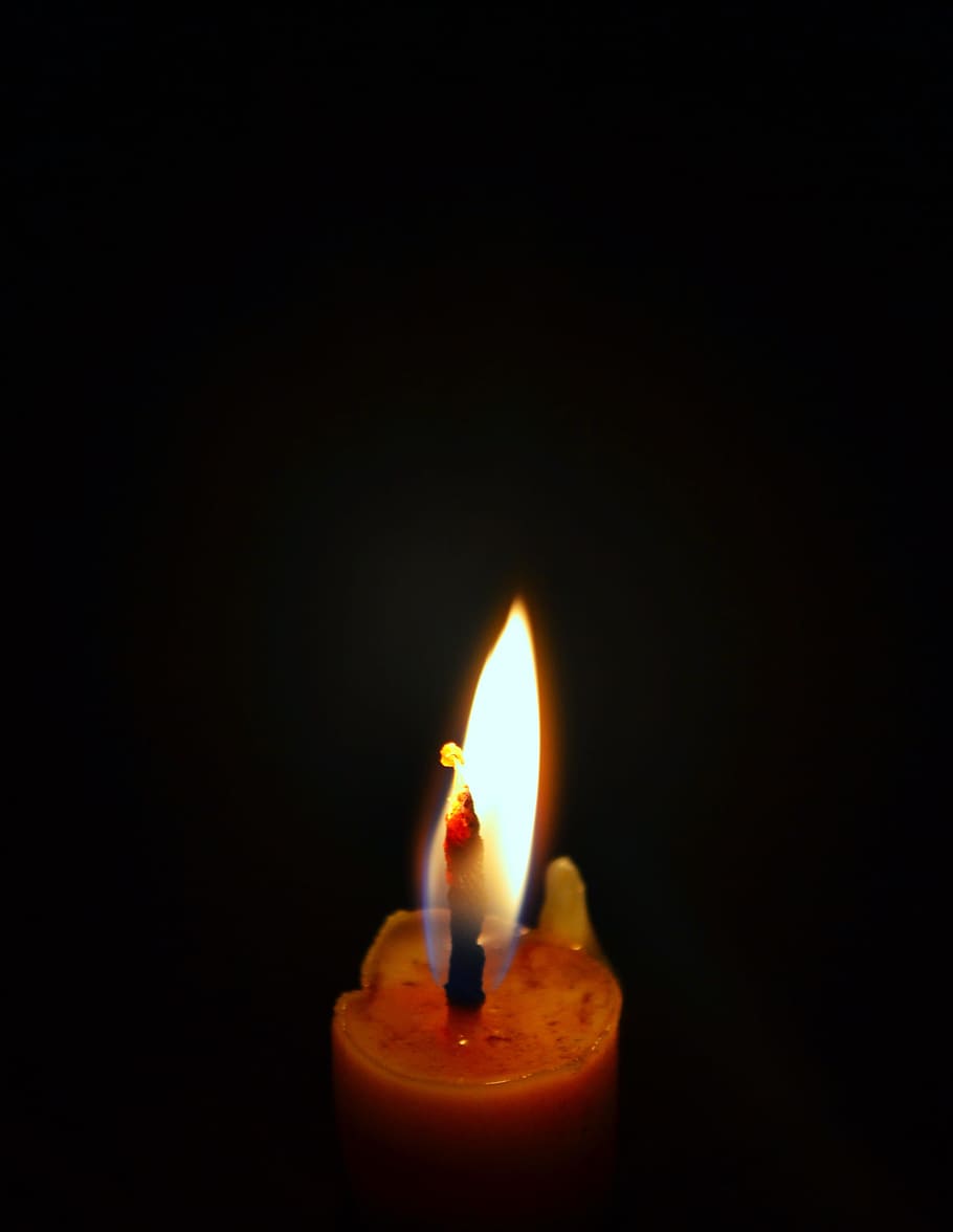 candela, luce, fiamma oscura, notte, buio, fiamma, lume di candela, romantico, cera, simbolo, nessuno, fuoco - fenomeno naturale, ardente, religione, spiritualità, raggiante, luce - fenomeno naturale, calore - temperatura, colore nero, illuminato, celebrazione, attrezzatura per l'illuminazione, sfondo nero, fuoco, in casa, copia spazio, avvicinamento, natura, stanza buia, stanza domestica, girato in studio, fusione, luminosità, 2K
