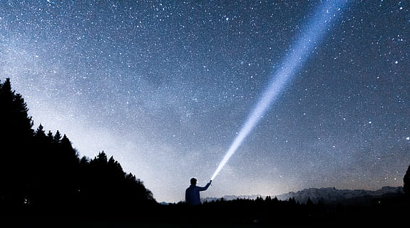 Silhouette, Person, halten, Taschenlampe, Nachtzeit, Mann, zeigen, Himmel, Nacht-, Foto, sternenklare Nacht, Baum, Star, Licht, Natur, Stern - Raum, Blau, draußen, Astronomie, Menschen, Stehen, Platz, Galaxis, Szenen - Natur, Schönheit in der Natur, Milchstraße, eine Person, Sternfeld, Konstellation, Unendlichkeit, Freizeitbeschäftigung, Lichtstrahl, Weltraum und Astronomie, 4K, CC0, gemeinfrei, lizenzfrei