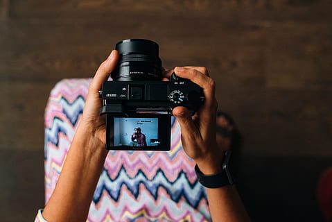 persona, celebració, negre, càmera dslr, càmera slr, càmera - equip fotogràfic, fotògraf, temes de fotografia, fotografiar, aficions, gent, lent - instrument òptic, passat de moda, fotografia, estil retro, equip fotogràfic, equipament, una persona, tecnologia sense fils, telèfon intel·ligent, dispositiu d’informació portàtil, tecnologia, càmera, dones, ocupació, activitat, adult, mà humana, estils de vida, femelles, càmera digital, mà, activitat d'oci, modern, càmera reflex digital d’una sola lent, 5K, CC0, domini públic, lliure de regalies