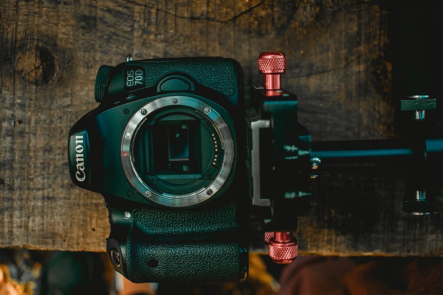 Černá, kánon eos 70, 70d, stůl, canon dslr fotoaparát, Fotoaparát, kánon, stativ, dřevo, zařízení, fotograf přírody, wanderlust, do divočiny, pro ostatní, kánon 70d, založit, práce, technologie, fotografická témata, fotoaparát - fotografické vybavení, fotografické vybavení, detail, uvnitř, objektiv - optický přístroj, digitální fotoaparát, nikdo, zaměřit se na popředí, text, focení, číslo, stálý život, západní skript, jeden objekt, čočka - oko, slr fotoaparát, natáčení, 4K