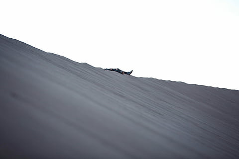 épuisé, photographie du désert, colline, le sable, dune, désert, figure, ciel, une personne, journée, espace de copie, la faune des animaux, faible angle de vue, la nature, un animal, personne méconnaissable, en plein air, ciel clair, architecture, sport, modes de vie, toit, animaux à l'état sauvage, 5K, CC0, domaine public, libre de droits