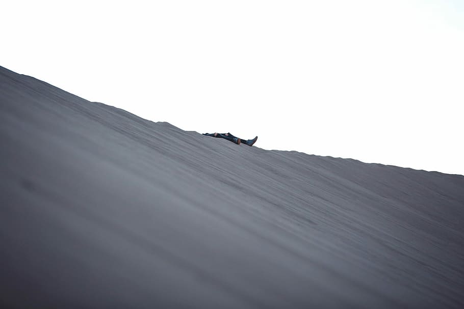 épuisé, photographie du désert, colline, le sable, dune, désert, figure, ciel, une personne, journée, espace de copie, la faune des animaux, faible angle de vue, la nature, un animal, personne méconnaissable, en plein air, ciel clair, architecture, sport, modes de vie, toit, animaux à l'état sauvage, 5K