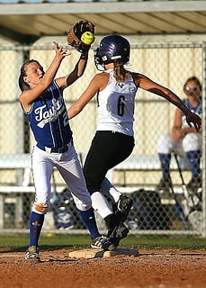softball, gioco, catturare, azione, prima base, corridore, casco, americano, concorrenza, giocatore, sport, femmina, palla, atleta, atletico, adolescente, Scuola superiore, all'aperto, ragazza, giovane adulto, lavoro di squadra, lunghezza intera, movimento, bambino, giocando, due persone, sport competitivo, braccio umano, ragazzi, concentrarsi sulle conoscenze acquisite, uniforme sportiva, persone, maschi, capi di abbigliamento, giorno, mezz'aria, braccia alzate, adolescenza, partita - sport, 1080P, CC0, dominio pubblico, privo di copyright