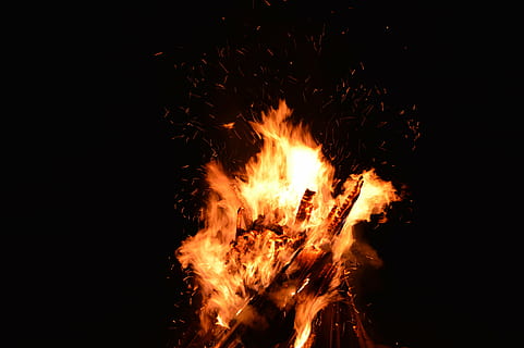 api unggun, api, bunga api, latar belakang api, panas, membakar, kuning, malam, pembakaran, api - fenomena alam, suhu panas, bersinar, warna oranye, alam, gerakan, tidak ada orang, kayu bakar, kayu, log, gelap, bahan kayu, paparan panjang, memotong, di luar rumah, latar belakang hitam, neraka, 5K, CC0, domain publik, bebas royalti