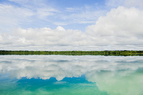 afspejling, skyer, legeme, vand, reflekterende, fotografering, bjerg, panoramafotografering, træer, sø, dagtimerne, Sky, kyst, horisont, natur, sky - himmel, blå, landskab, himmel, scenics, udendørs, sommer, grøn farve, flod, ingen mennesker, cloudscape, rolig scene, dag, græs, skønhed i naturen, havnefronten, scenics - natur, ro, hav, idyllisk, ikke-urbane scene, fjern, 4K, CC0, offentligt domæne, royaltyfrie