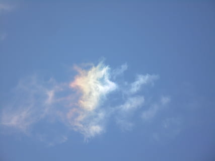 núvol, iridescent, sundog, efecte de llum, efecte halo, atmosfèric, eiskristalle, reflexió, cel, fenomen de llum, naturalesa, arc de Sant Martí, federwolke, blau, temps, a l'aire lliure, aire, dia, fons, estiu, núvol - cel, clima, cloudscape, atmosfera, vent, medi ambient, bellesa a la natura, escenics - natura, Color blanc, cap gent, llum solar, tranquil·litat, escena tranquil·la, meteorologia, Wispy, netejar, brillant, 5K, CC0, domini públic, lliure de regalies
