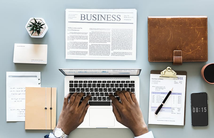 escriure l'home, portàtil, escriure, tecnologia, taula, planta, paper, oficina, periòdic, mà, ordinador, negocis, persona, afroamericà, text, titular, treball, sense fils, utilitzant, Bloc de notes, quadern, una persona, connexió, tecnologia sense fils, escriptori, homes, mobles, mà humana, comunicació, adult, a l'interior, part del cos humà, teclat, 1080P