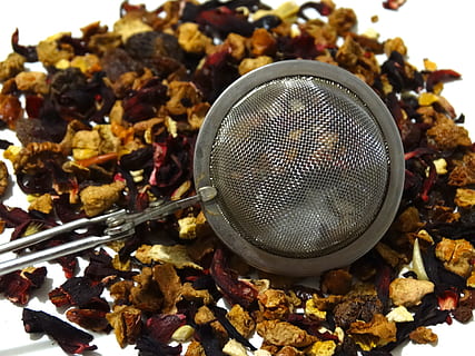 Teekugelzange, getrocknet, Blätter, tee, Früchtetee, Teesieb, Nahansicht, Essen und Trinken, keine Leute, Lebensmittel, Stillleben, Küchenutensilien, drinnen, gesundes Essen, Fokus auf den Vordergrund, Metall, Wohlbefinden, Blatt, trocken, Pflanzenteil, Natur, Frische, große gruppe von gegenständen, High Angle View, Tag, direkt darüber, 5K, CC0, gemeinfrei, lizenzfrei