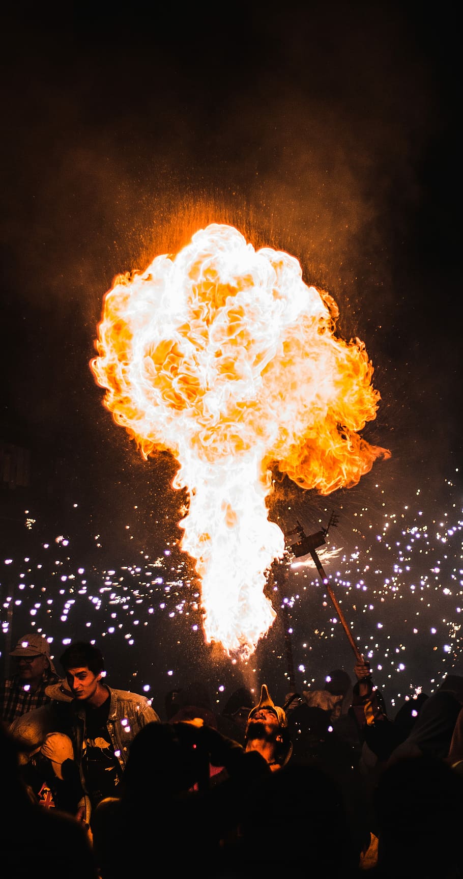 uomo, soffiando, fuoco, bocca, notte, uomo che soffia fuoco, fiamma, esplosione, luce, mangiafuoco, mostrare, momento, torcia, Correfoc, ardente, fuoco - fenomeno naturale, calore - temperatura, persone reali, cultura artistica e intrattenimento, raggiante, folla, che esplode, uomini, grande gruppo di persone, movimento, comunicazione, segnale di pericolo, gruppo di persone, prestazione, natura, all'aperto, evento di intrattenimento, 4K