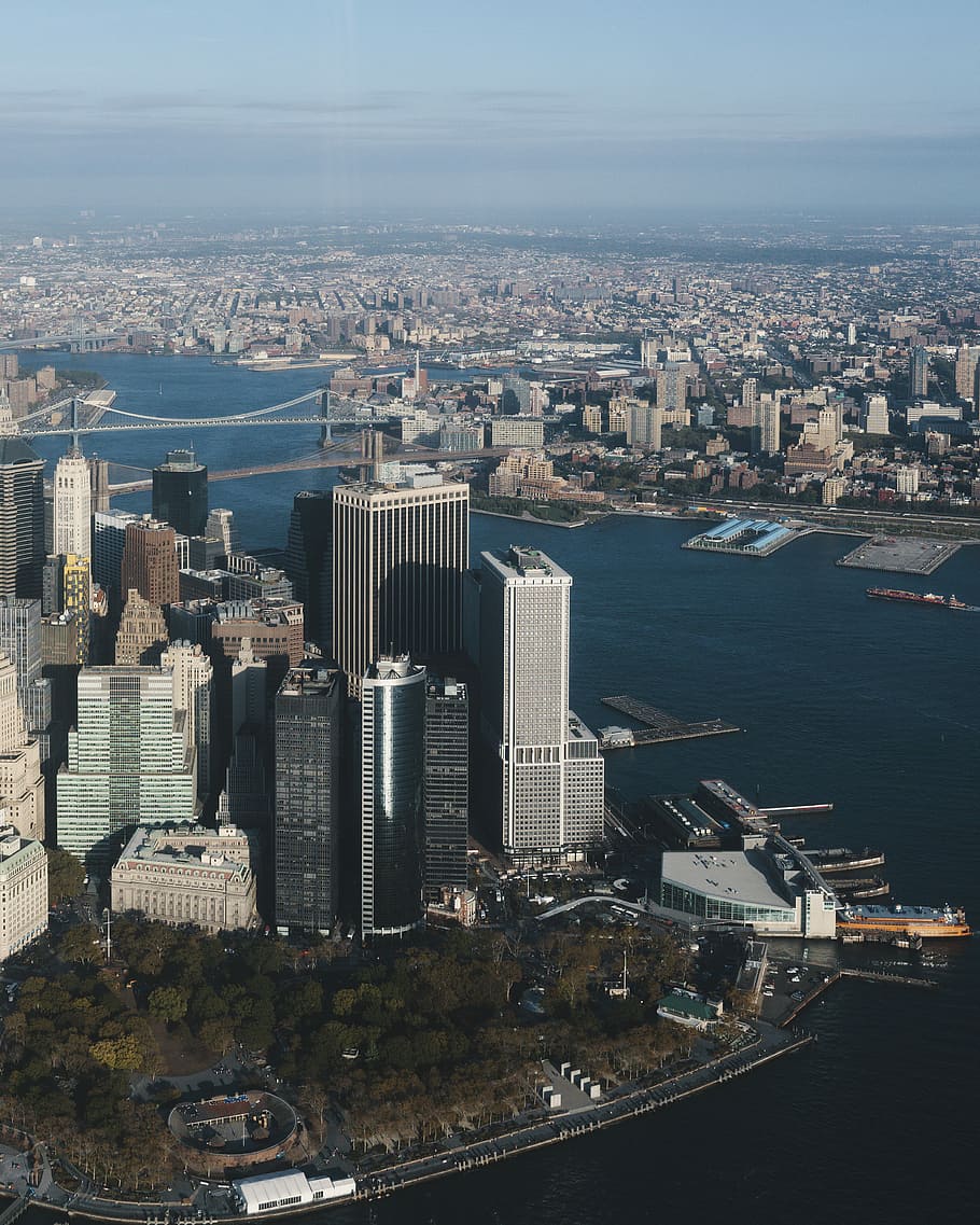 aèria, vista, gratacels, fotografia, edificis, cos, aigua, Manhattan, moll, riu, davant del mar, vista aèria, arquitectura, vaixell, edifici, Wall Street, new york, núvol, helicòpter, Finances, exterior de l'edifici, estructura construïda, paisatge urbà, ciutat, exterior d’edifici d’oficines, cel, vista d’angle alt, naturalesa, cap gent, barri residencial, dia, transport, a l'aire lliure, modern, districte financer, 2K
