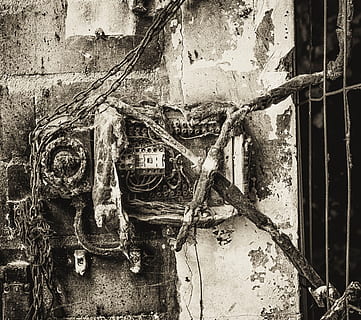 proud, box, kabel, přepínač, elektrik, zlomený, spálil, dušený, hnije, starý, vypnuto, architektura, opuštěný, nikdo, stavba, poškozen, exteriér budovy, zvětralý, den, nástěnný prvek, zhoršení, pokles, zastaralý, run-down, budova, elektřina, špatný stav, kov, venku, spojení, zdroj napájení, elektrické komponenty, 4K, CC0, veřejná doména, bez autorských práv