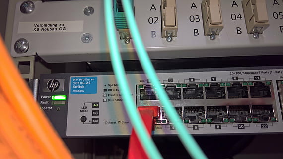 netwerk, schakelaar, patchkabel, ethernet, glasvezel, netwerktechnologie, stroomdraad, aantal, technologie, verbinding, industrie, communicatie, detailopname, geen mensen, nauwkeurigheid, uitrusting, controle, binnenshuis, computer netwerk, computer, tekst, internet, selectieve aandacht, netwerkaansluitingsstekker, ingewikkeldheid, kabel, elektronische industrie, netwerkserver, stroomvoorziening, 5K, CC0, publiek domein, royaltyvrij