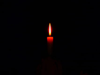 ljus, flamma, brand, glöd, bränna, värma, fred, hoppas, avslappning, andlighet, meditation, mörker, lugn, brinnande, levande ljus, ladda ner, lysande, natt, svart bakgrund, mörk, astronomi, inget folk, upplyst, värme - temperatur, inomhus, närbild, eld - naturligt fenomen, studio skott, kopiera utrymme, inhemska rum, mörkt rum, natur, Skära ut, enda objekt, ljusstyrka, elektrisk lampa, 4K, CC0, offentligt domän, royaltyfria