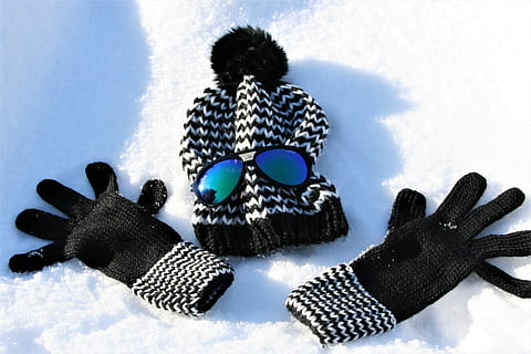 berretto, guanti, lana, la neve, bicchieri, brina, inverno, bianca, non freddo, temperatura, Zers, freddo, la stagione fredda, luce, il fascino del, i petali, scenario, il Sole, contrasto, simbolo, gioia, splendore, guanto, temperatura fredda, vestiti caldi, capi di abbigliamento, blu, natura, muffola, vacanza, vista dall'alto, cappello, giorno, moda, colore nero, nessuno, cielo, 4K, CC0, dominio pubblico, privo di copyright