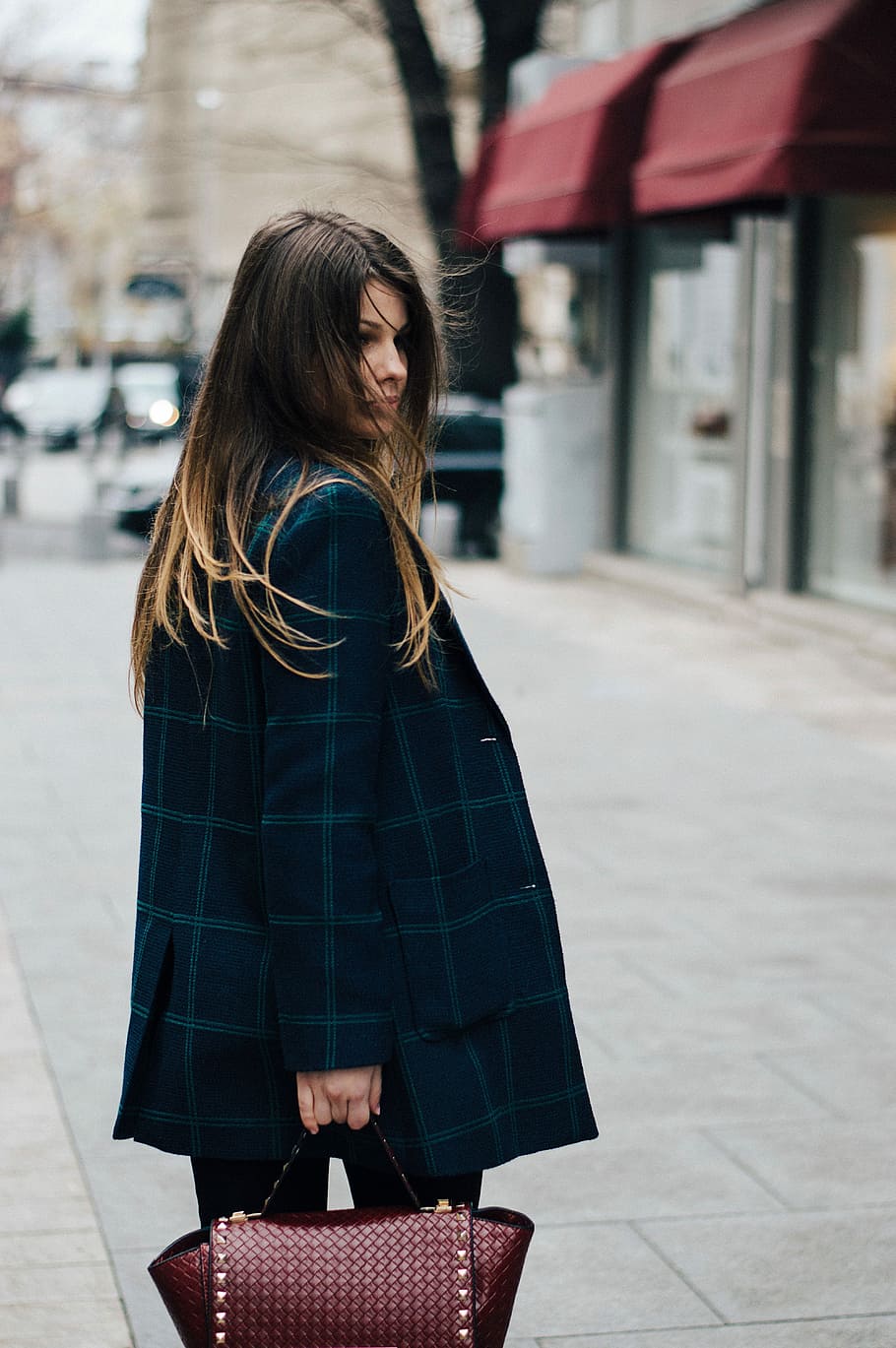 Frau, Blau, Mantel überprüfen, halten, braun, Lederhandtasche, tagsüber, Frau in blau, prüfen, Mantel, Leder, Handtasche, draußen, Menschen, eine Person, Frauen, Straße, Mode, wunderschönen, städtische Szene, junger Erwachsener, Schönheit, Gehen, kaukasischer Abstammung, Lebensstile, Erwachsene, Stadt leben, nur Frauen, nur eine frau, echte Menschen, Fokus auf den Vordergrund, die Architektur, Freizeitbeschäftigung, junge Frau, Stadt, Stehen, Frisur, Tag, gebaute Struktur, Legere Kleidung, Dreiviertel Länge, Kleidung, Gebäudehülle, Haar, schöne Frau, warme Kleidung, 5K