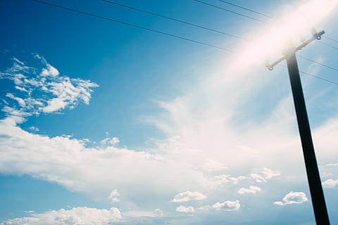 ledninger, elpæl, industri, himmel, blå, sky - himmel, natur, sol, cloudscape, sollys, udendørs, dag, miljø, luft, teknologi, ingen mennesker, vejr, lav vinkel visning, kabel, elektricitet, strømkabel, solstråle, skønhed i naturen, brændstof og elproduktion, Strømforsyning, linseflare, forbindelse, telefonlinje, lyse, Stærkt oplyst, solflare, 4K, CC0, offentligt domæne, royaltyfrie
