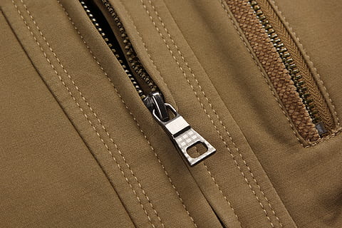 khaki, Jacke, Postleitzahl, Reißverschluss, keine Leute, Kleidung, Hintergründe, Textil-, Mode, Vollbild, Leder, drinnen, Tasche, Nahansicht, Legere Kleidung, texturiert, Geschäft, braun, High Angle View, schwarze Farbe, Metall, Transport, Jeans, Luxus, sauber, 5K, CC0, gemeinfrei, lizenzfrei