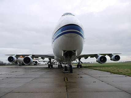avion, de face, Fermer, tourner au ralenti, gris, bleu, transport, aéroport, véhicule aérien, piste d'aéroport, industrie aérospaciale, mode de transport, nuage - ciel, ciel, journée, Voyage, Stationnaire, la nature, transport public, personne, en plein air, avion commercial, passerelle d'embarquement, aile d'avion, moteur d'avion, 4K, CC0, domaine public, libre de droits