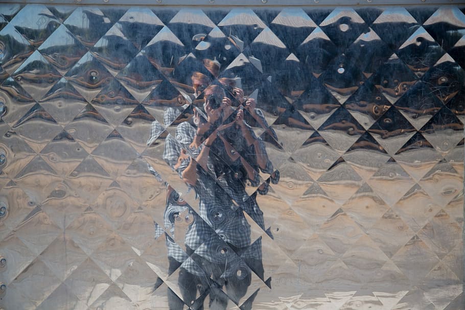 persona, presa, immagine, muro di vetro, specchio, riflessione, uomo, davanti, fratturato, distorsione, rifrazione, geometrico, fotografia, astratto, autoscatto, telecamera, diamante, modello, distorta, bicchiere, vertebrato, giorno, vista dall'alto, fauna selvatica, nessuno, un animale, animali allo stato selvatico, natura, all'aperto, pesce, lunghezza intera, architettura, direttamente sopra, 1080P