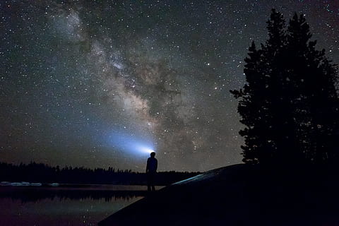 mies, pysyvä, ruumis, vesi, yötaivas, näköinen, tähtitaivas, henkilö, siluetti, kuva, tähti - tila, yö-, tähtitiede, Linnunrata, galaksi, tähdistö, luonto, tumma, taivas, tähtisumu, maisema, ihmiset, puu, ulkona, scenics, tila, maisemat - luonto, kauneus luonnossa, yksi henkilö, tähti, tähti-kenttä, kasvi, rauhallinen kohtaus, tyyneys, järvi, taskulamppu, avaruus ja tähtitiede, 4K, CC0, public domain, rojaltivapaa